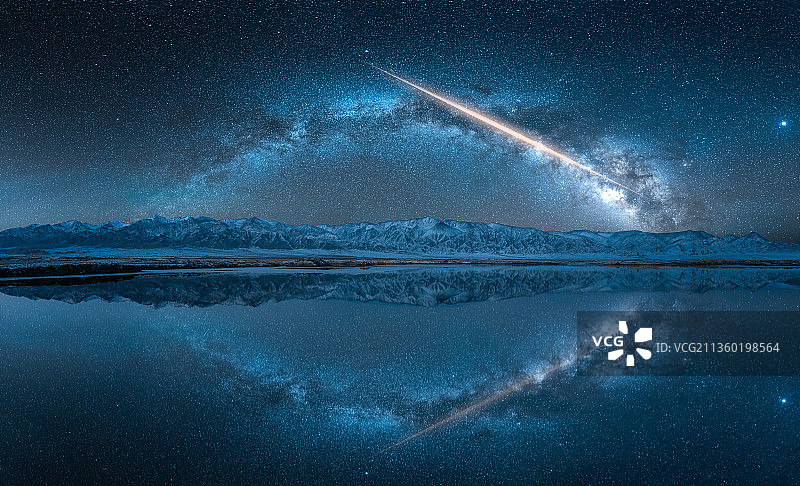 雪山流星雨图片素材