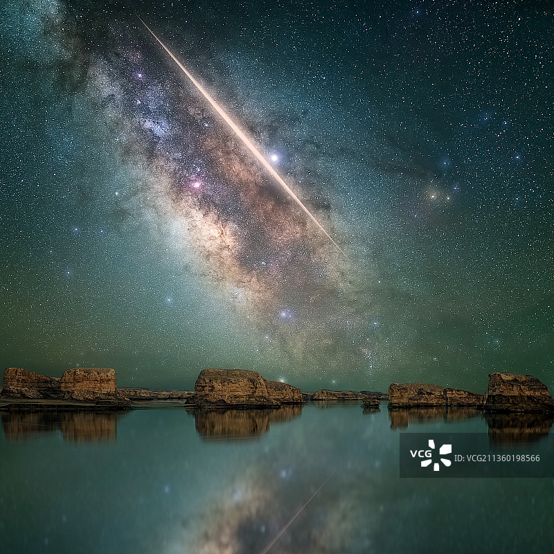 水上雅丹的流星图片素材