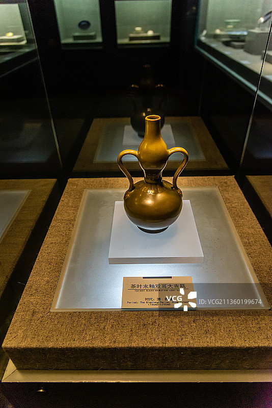 清乾隆茶叶末釉双耳大吉瓶图片素材