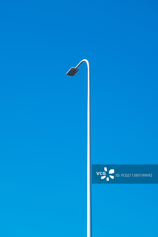极简蓝天背景下的路灯图片素材