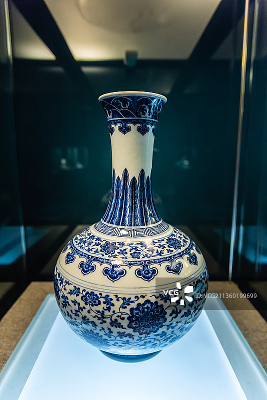 清乾隆青花缠枝莲纹赏瓶图片素材