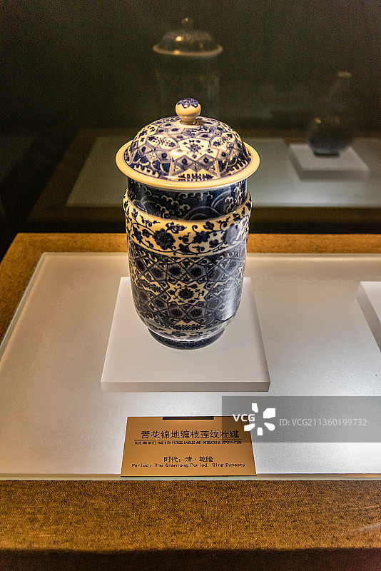 清乾隆莲花锦地缠枝莲纹壮罐图片素材