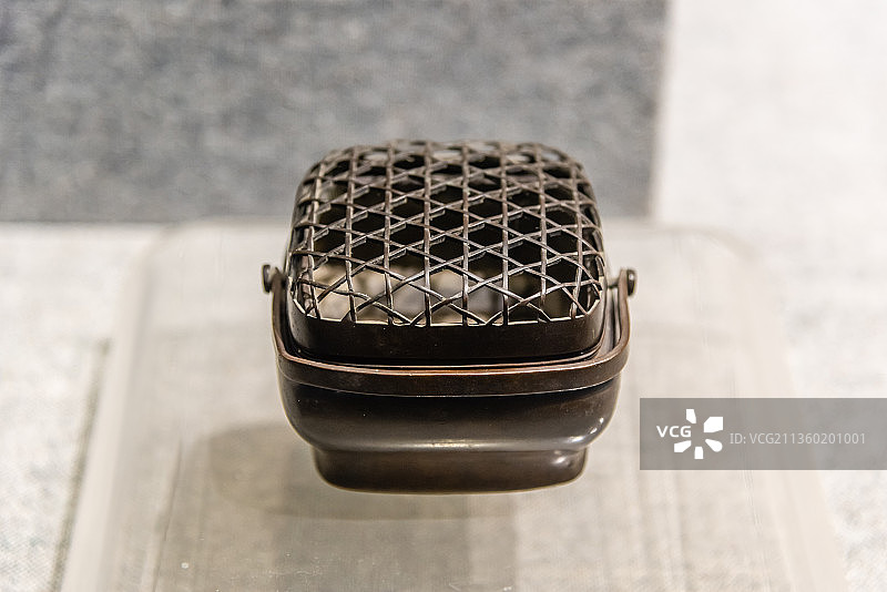 明代鸣岐款方形铜手炉图片素材