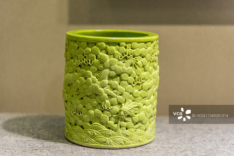 清代王炳荣雕云龙纹绿釉笔筒图片素材
