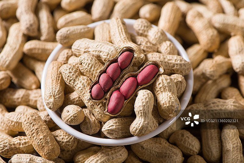 桌上碟子里的红皮花生图片素材