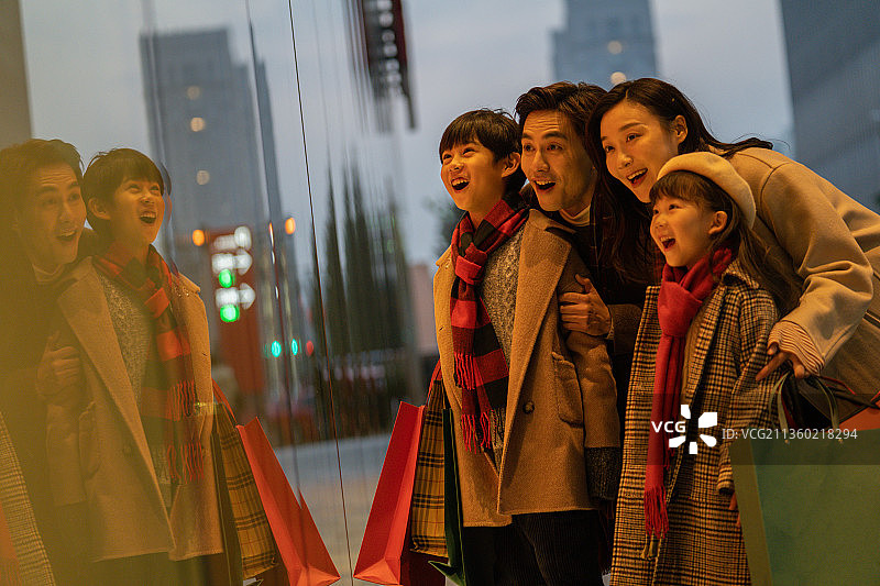 快乐的一家四口逛街购物图片素材