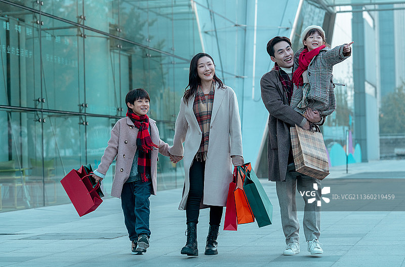 快乐的一家四口逛街购物图片素材
