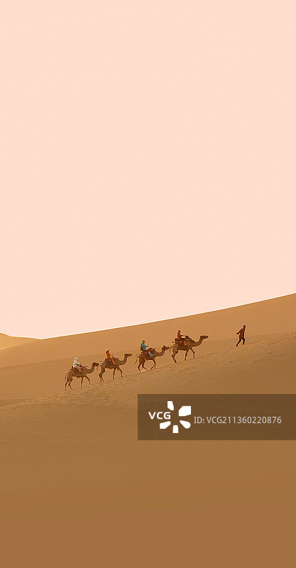 在沙漠里，与光相遇。敦煌。图片素材