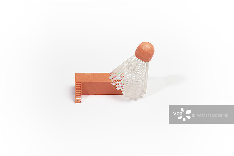 白色背景上的橙色积木和羽毛球图片素材