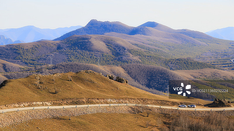 千松坝国家森林公园，山丘相叠，在远山映衬下，错落有致。图片素材