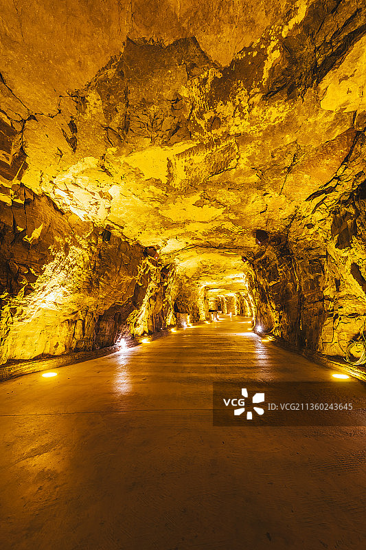 河南太行山新乡辉县万仙山景区郭亮挂壁公路绝壁长廊内部景观夜景图片素材