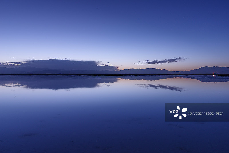 中国青海茶卡盐湖夕阳晚霞风光图片素材