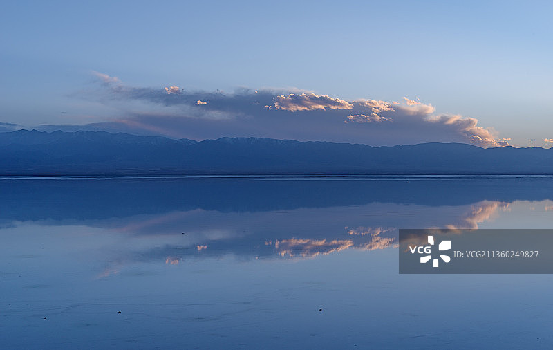 中国青海茶卡盐湖夕阳晚霞风光图片素材