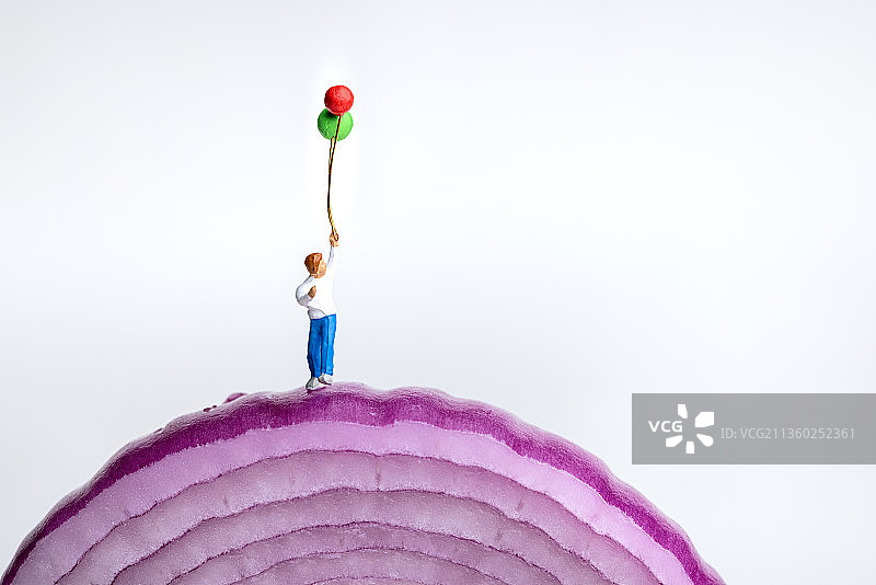 拿着起球的小孩图片素材