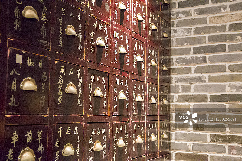 中药店存放药材的百子柜室内特写图片素材