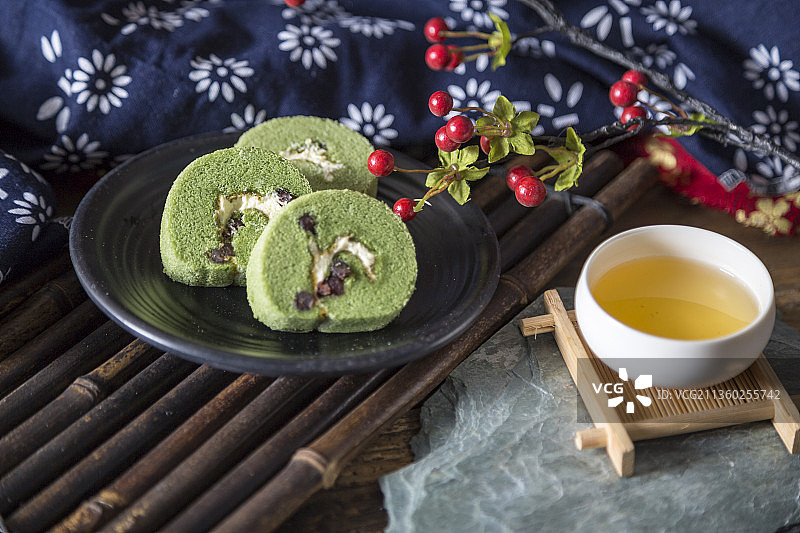 古风背景的点心蛋糕绿茶卷图片素材
