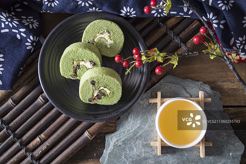 古风背景的点心蛋糕绿茶卷图片素材