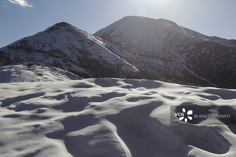 阳光下的雪山图片素材