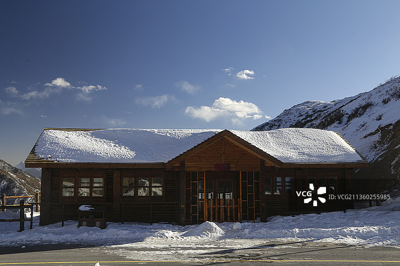 雪山上的客栈图片素材