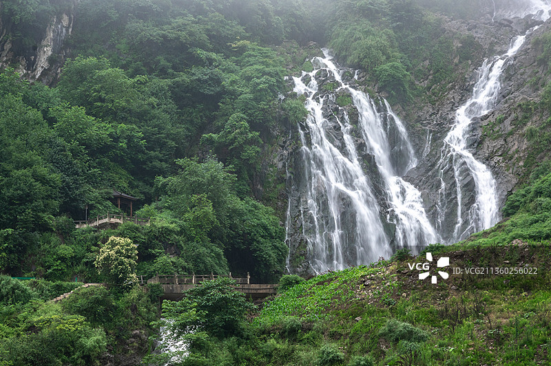 下雨天的瀑布图片素材