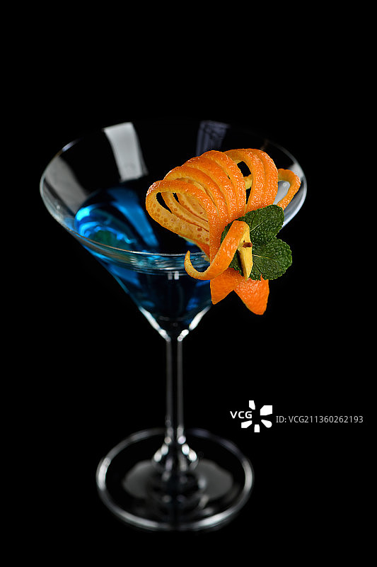 橙色装饰马提尼酒与蓝色库拉索酒图片素材