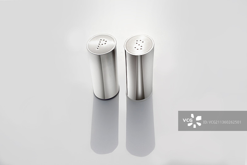 阳光下的盐和胡椒粉图片素材