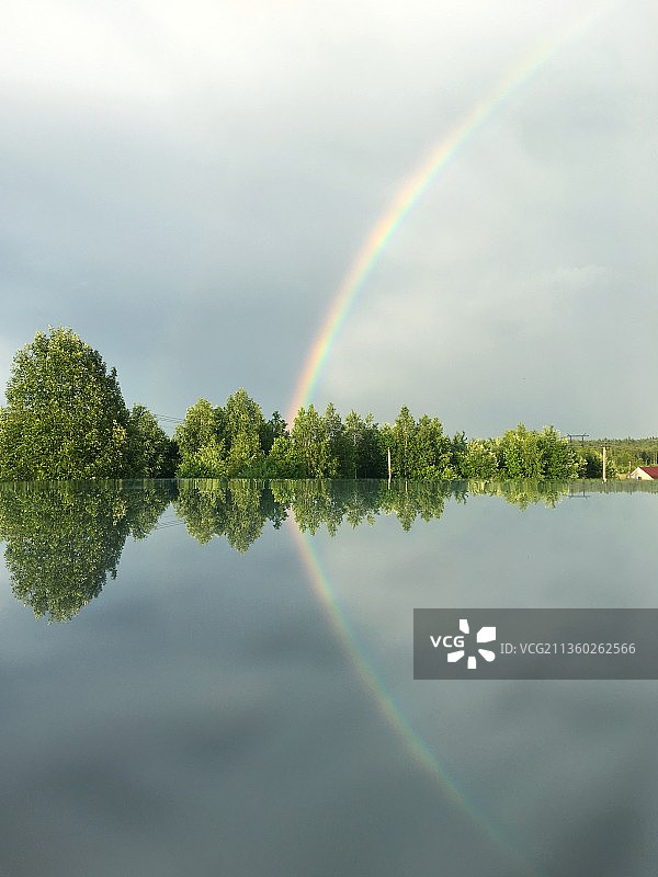 玻璃桌上彩虹的倒影图片素材
