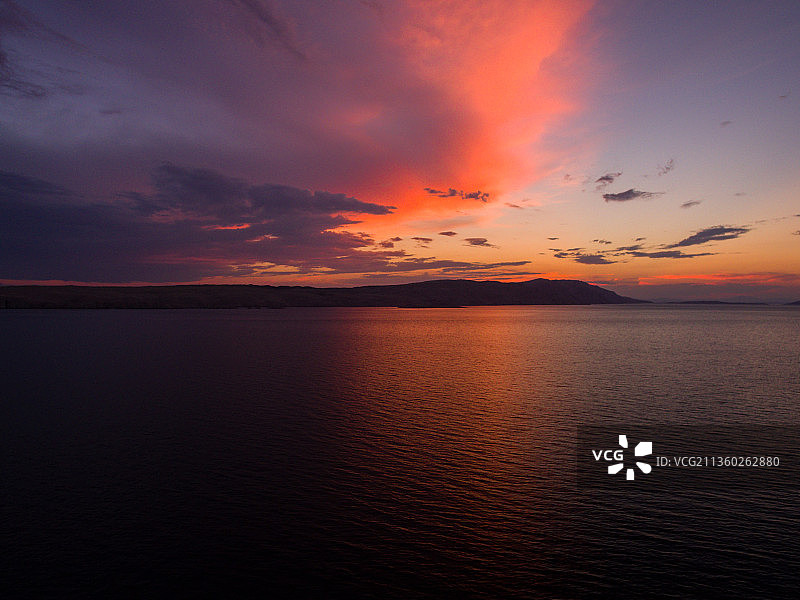 壮观的日落，海边和岛屿景观的航拍照片图片素材