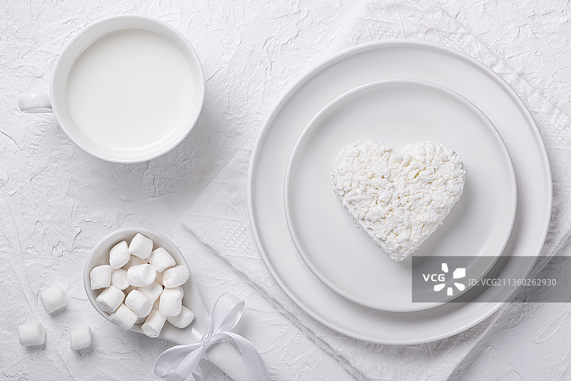 盘中的心形农家奶酪、牛奶和棉花糖图片素材