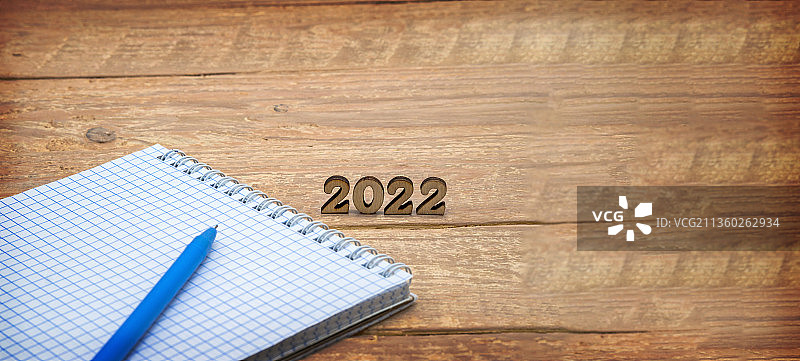 一张空白纸和一支圆珠笔，木制数字2022，俄罗斯图片素材