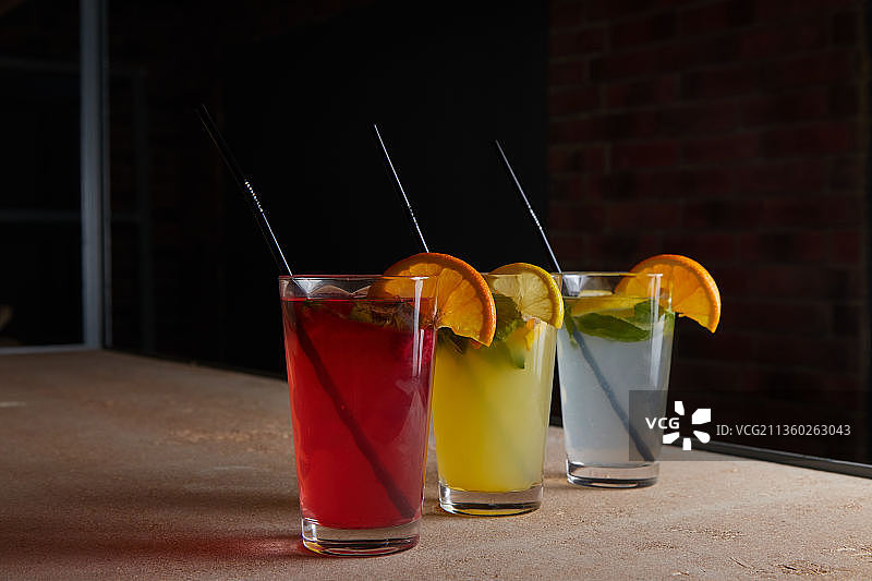 桌子上饮料的特写镜头图片素材