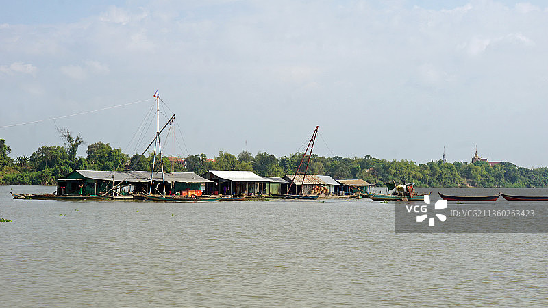 洞里萨湖水上村庄的河景，背景是建筑物和天空图片素材