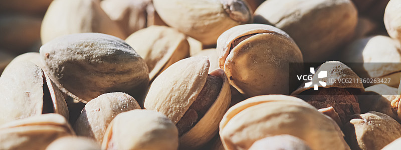 阳光下的有机开心果，健康食品零食背景图片素材