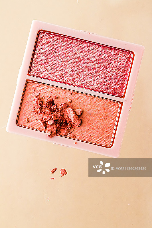 平铺的眼影粉或腮红彩妆盘图片素材