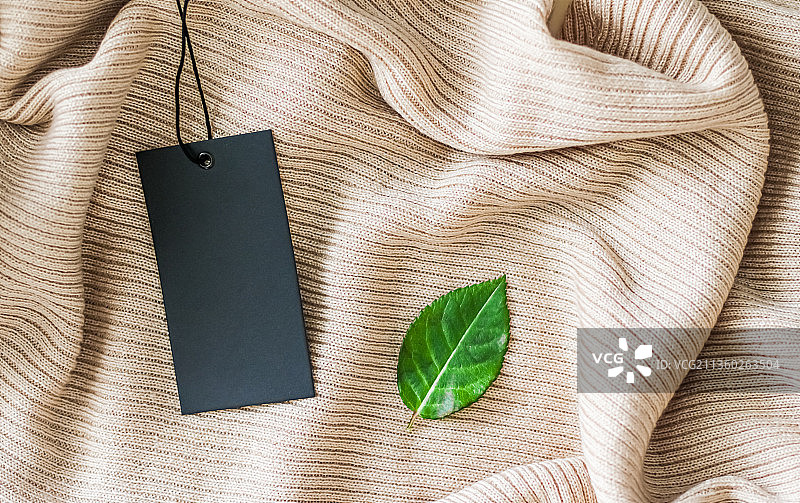 服装标签和绿叶环保背景图片素材