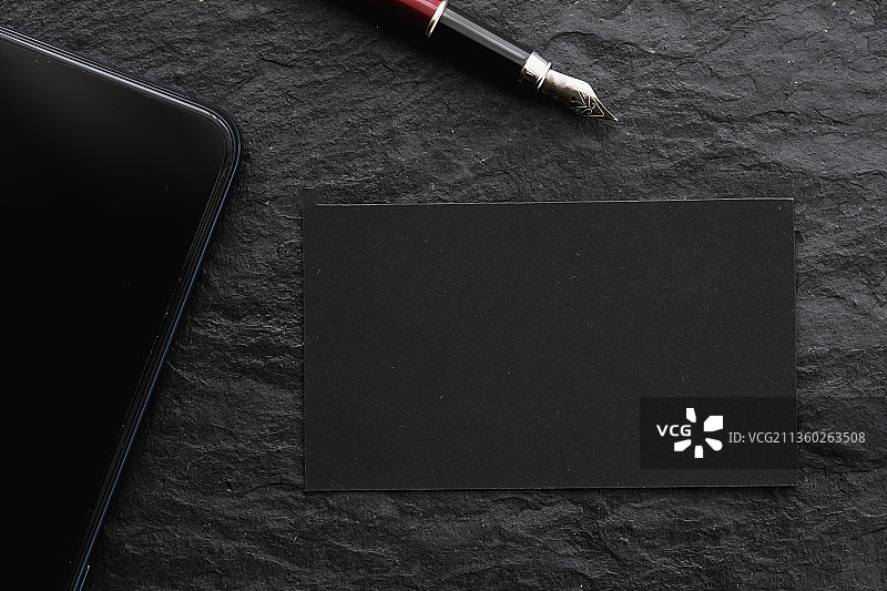 用于模型展示的黑色名片和复古钢笔图片素材