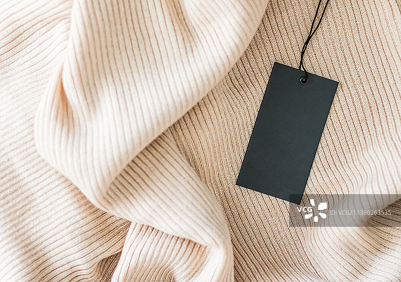 舒适服装和黑色价格标签平铺背景图片素材