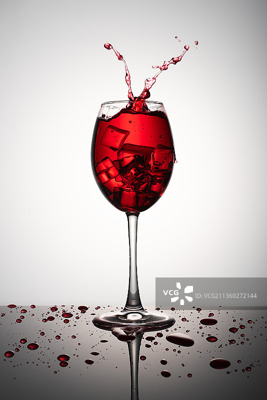 红酒飞溅特写图片素材