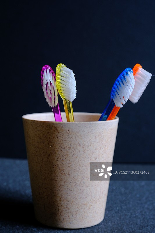 桌子上容器中彩色牙刷的特写图片素材