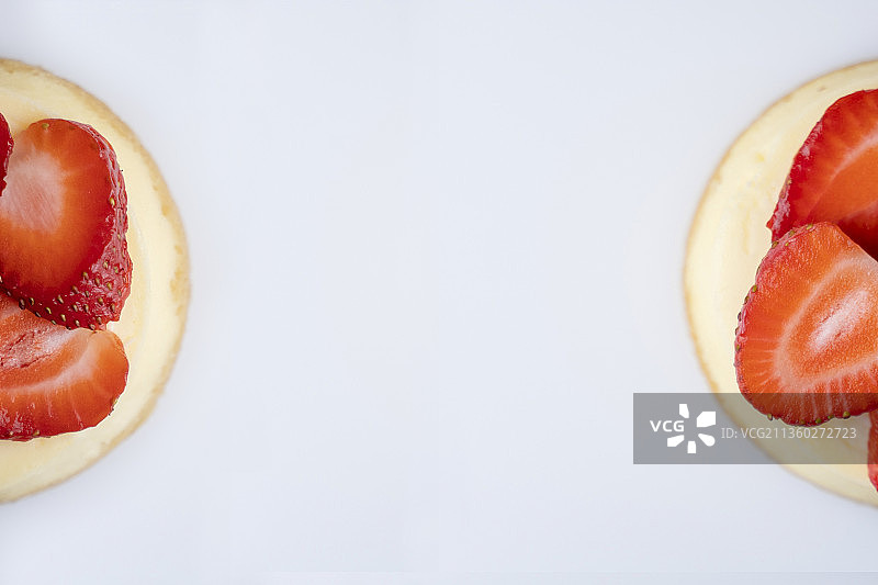 白色背景上的草莓芝士蛋糕图片素材