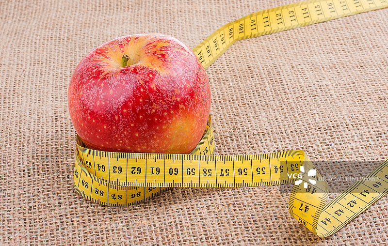 带卷尺的红色苹果图片素材