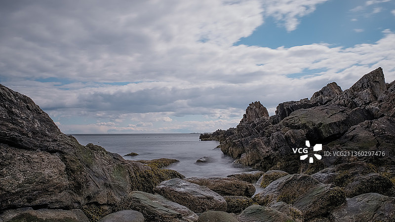 蓝天下海边岩石景观图片素材