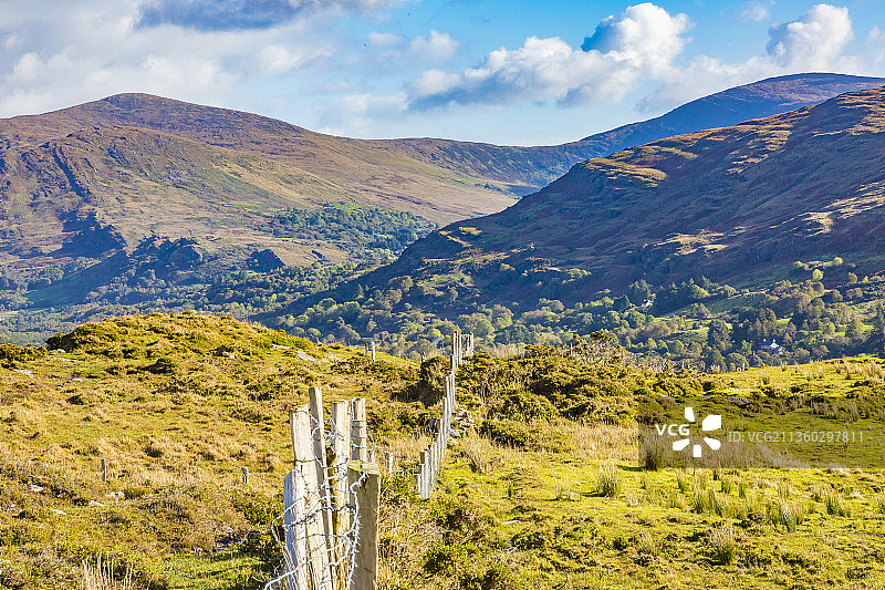 风景如画的风景和山脉映衬着天空图片素材