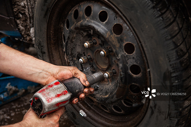 机械师修理汽车手部特写图片素材