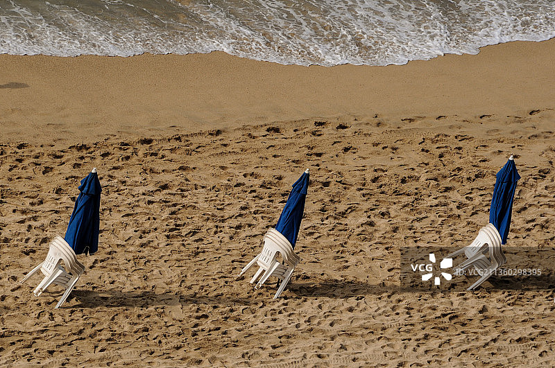 海滩上的两名冲浪者图片素材