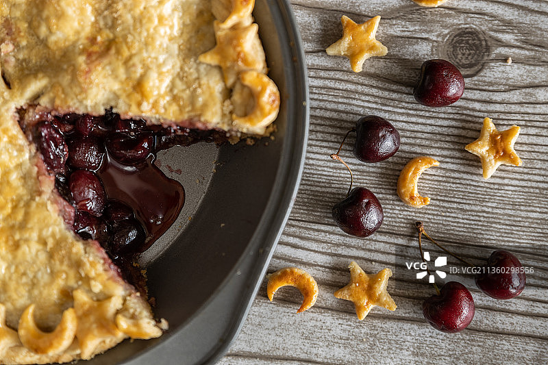餐盘中的樱桃派图片素材
