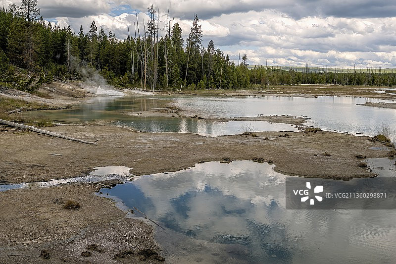 黄石国家公园的裂纹湖风光图片素材