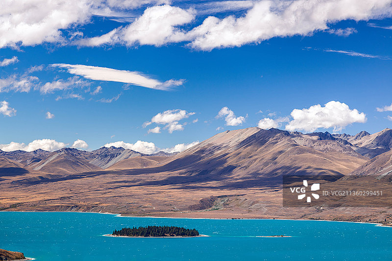 新西兰蒂卡波湖中色彩斑斓的莫图阿里基岛美景图片素材