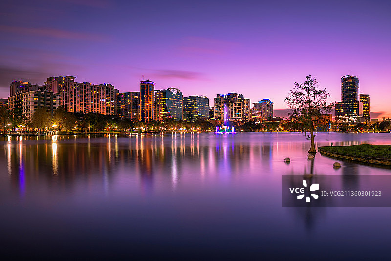 夜幕下建筑旁的湖泊美景图片素材
