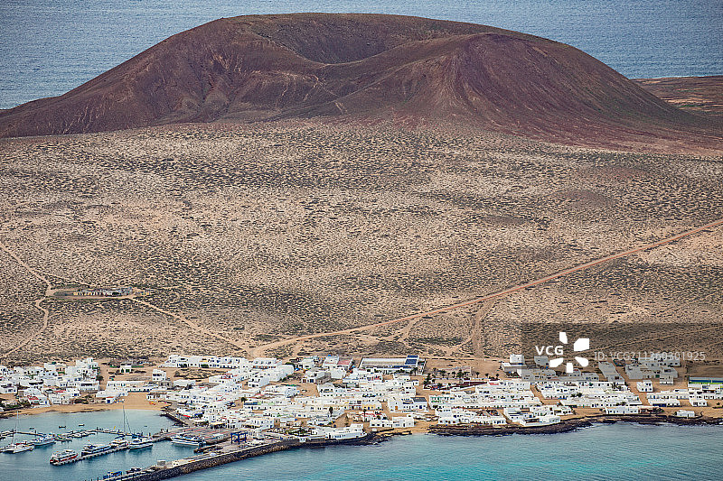 西班牙加那利群岛兰萨罗特岛格拉西osa岛海景与建筑航拍图片素材